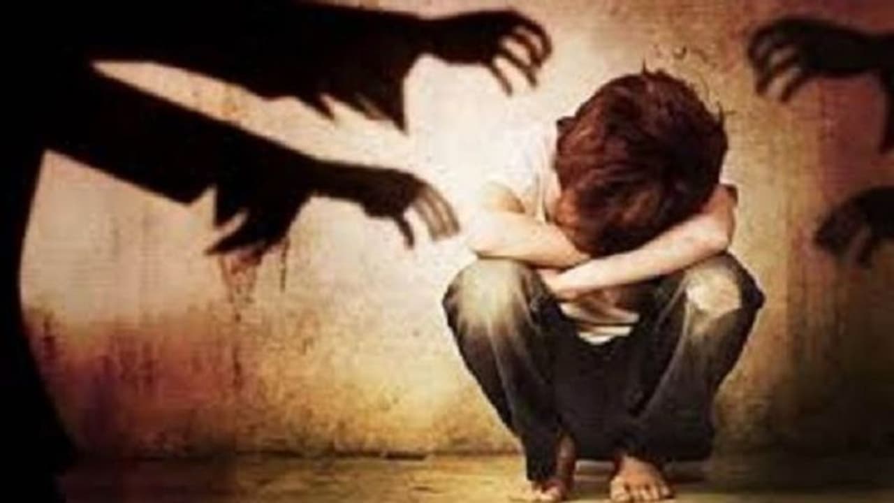 मेरठ में मजदूरी की रकम मांगने पर ठेकेदार की शर्मनाक हरकत, छह बच्चों को बंधक बनाकर की पिटाई मेरठ में मजदूरी की रकम मांगने पर ठेकेदार की शर्मनाक हरकत, छह बच्चों को बंधक बनाकर की पिटाई