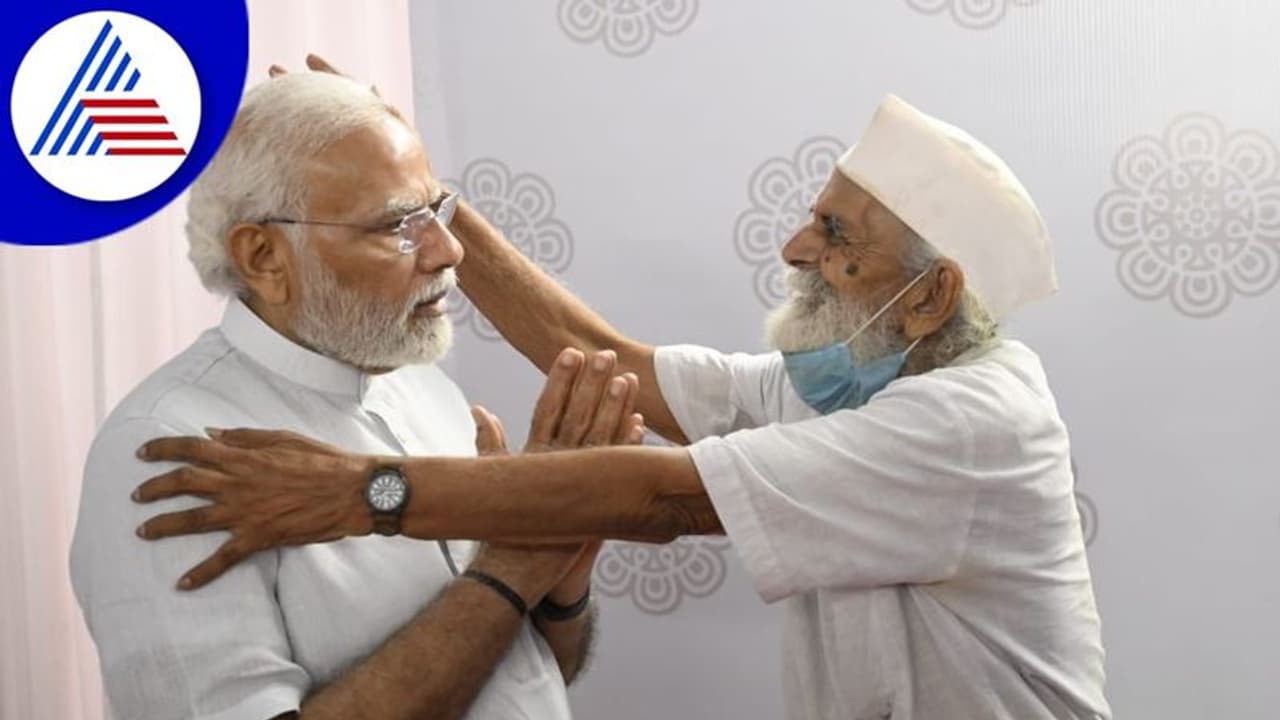 ನವಸಾರಿಯಲ್ಲಿ ಬಾಲ್ಯದ ಶಿಕ್ಷಕರನ್ನು ಭೇಟಿಯಾದ ಪ್ರಧಾನಿ ಮೋದಿ! ನವಸಾರಿಯಲ್ಲಿ ಬಾಲ್ಯದ ಶಿಕ್ಷಕರನ್ನು ಭೇಟಿಯಾದ ಪ್ರಧಾನಿ ಮೋದಿ!