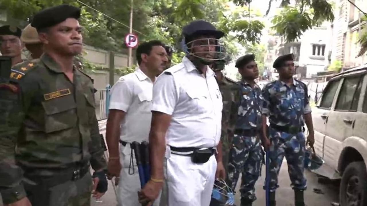 कोलकाता में बांग्लादेश उच्चायोग के पास गोलीबारी कर पुलिस के जवान ने की आत्महत्या, एक महिला की भी मौत कोलकाता में बांग्लादेश उच्चायोग के पास गोलीबारी कर पुलिस के जवान ने की आत्महत्या, एक महिला की भी मौत