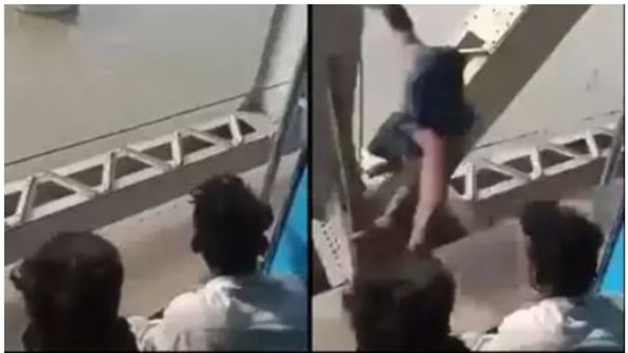 റെയിൽപാലത്തിൽ സ്പൈഡർമാൻ കള്ളൻ, ഓടുന്ന ട്രെയിനിലെ യാത്രക്കാരന്റെ ഫോൺ മോഷ്ടിച്ചു വീഡിയോ