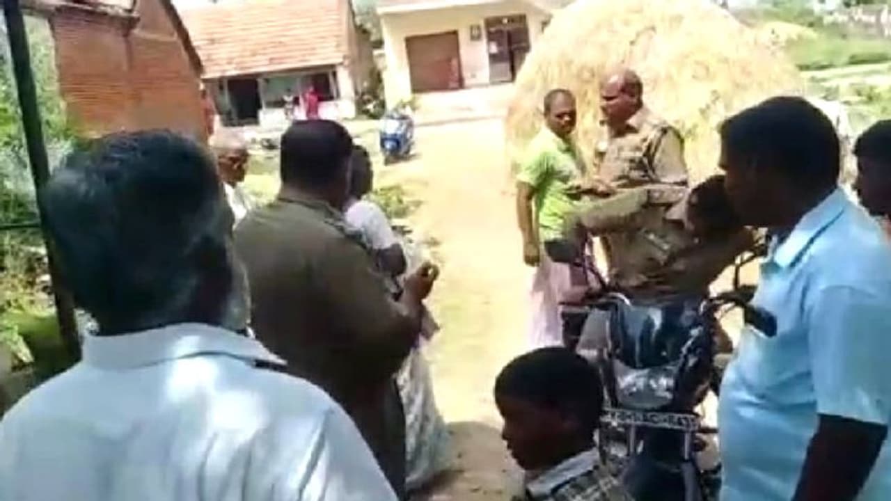 வீதியில் துண்டு பிரசுரம் கொடுத்து வந்த கிறிஸ்தவர்கள்.. முகத்தில் விபூதி அடித்த இந்து முன்னணியினர். வீதியில் துண்டு பிரசுரம் கொடுத்து வந்த கிறிஸ்தவர்கள்.. முகத்தில் விபூதி அடித்த இந்து முன்னணியினர்.