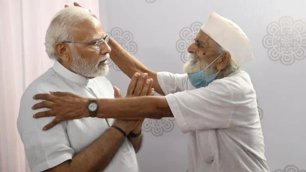 PM Modi : സ്കൂൾ ഓർമ്മകളിലേക്ക് ഒരു മടക്കം; പഴയ അധ്യാപകനെ സന്ദർശിച്ച് പ്രധാനമന്ത്രി നരേന്ദ്ര മോദി PM Modi : സ്കൂൾ ഓർമ്മകളിലേക്ക് ഒരു മടക്കം; പഴയ അധ്യാപകനെ സന്ദർശിച്ച് പ്രധാനമന്ത്രി നരേന്ദ്ര മോദി