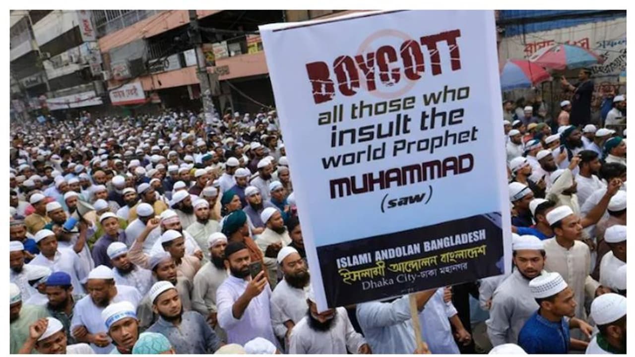 നൂപുർ ശർമയുടെ വിവാദ പരാമർശം; ബംഗ്ലാദേശിലും പ്രതിഷേധം, ഇന്ത്യൻ ഉൽപന്നങ്ങൾ ബഹിഷ്കരിക്കാൻ ആഹ്വാനം നൂപുർ ശർമയുടെ വിവാദ പരാമർശം; ബംഗ്ലാദേശിലും പ്രതിഷേധം, ഇന്ത്യൻ ഉൽപന്നങ്ങൾ ബഹിഷ്കരിക്കാൻ ആഹ്വാനം