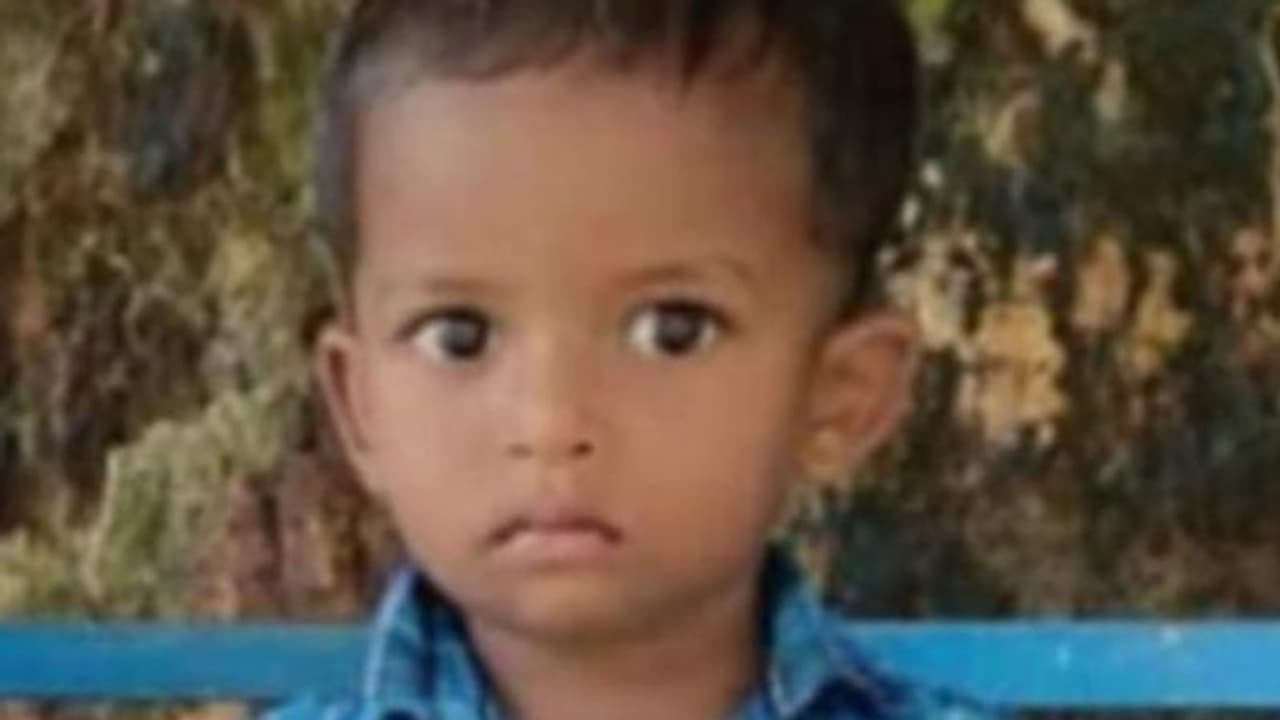 കൊല്ലത്ത് രണ്ടര വയസുകാരനെ കാണാനില്ല; തിരച്ചിൽ ഊർജ്ജിതം, നാട്ടുകാരും പൊലീസും ഫയർ ഫോഴ്സും രംഗത്ത്