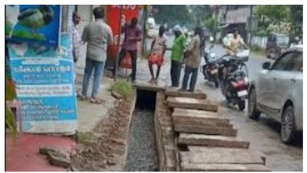 ഓടയിലേക്ക് തുറന്നുവെച്ച് ഹോട്ടലിലെ മാലിന്യപൈപ്പ്; വടിയെടുത്ത് പൊതുമരാമത്ത് വകുപ്പ് ഓടയിലേക്ക് തുറന്നുവെച്ച് ഹോട്ടലിലെ മാലിന്യപൈപ്പ്; വടിയെടുത്ത് പൊതുമരാമത്ത് വകുപ്പ്