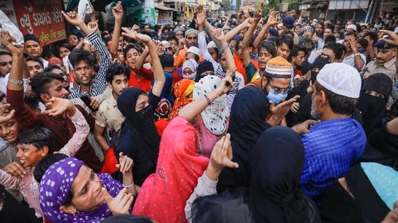 ಪ್ರವಾದಿ ನಿಂದನೆ ವಿರುದ್ಧ ಕರ್ನಾಟಕದಲ್ಲೂ ತೀವ್ರ ಆಕ್ರೋಶ: ಬಿಗು ವಾತಾವರಣ ಪ್ರವಾದಿ ನಿಂದನೆ ವಿರುದ್ಧ ಕರ್ನಾಟಕದಲ್ಲೂ ತೀವ್ರ ಆಕ್ರೋಶ: ಬಿಗು ವಾತಾವರಣ