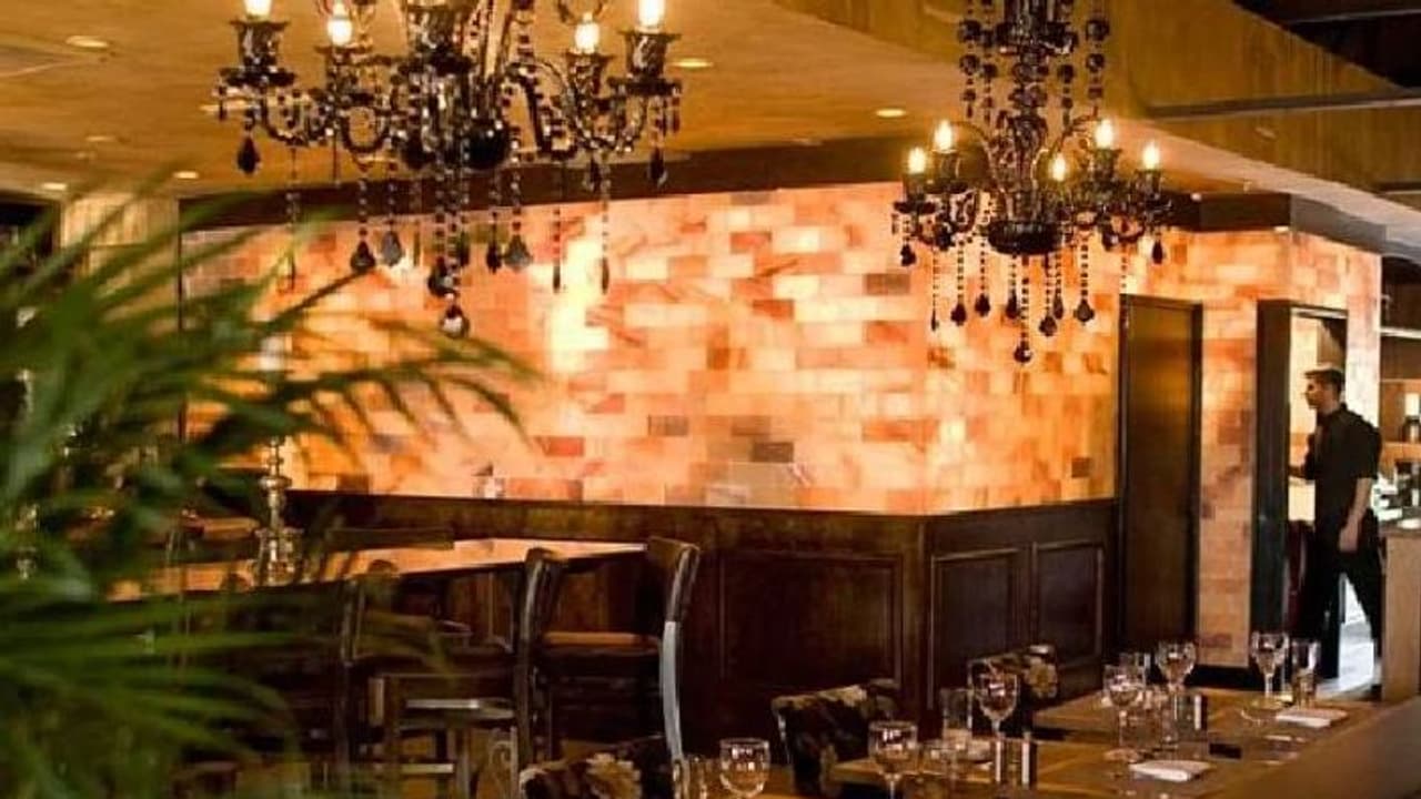 റെസ്റ്റോറന്റിന് പിങ്ക് ഹിമാലയൻ ഉപ്പ് കൊണ്ടുള്ള ചുമർ, നക്കിനോക്കാനായെത്തുന്നത് നിരവധിപ്പേർ!