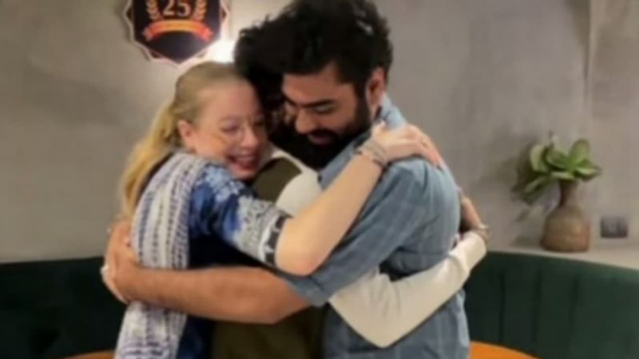 Bigg Boss : പരസ്പരം സര്പ്രൈസ് നല്കി ഡോ. റോബിനും അശ്വിനും അപര്ണയും വീഡിയോ Bigg Boss : പരസ്പരം സര്പ്രൈസ് നല്കി ഡോ. റോബിനും അശ്വിനും അപര്ണയും വീഡിയോ