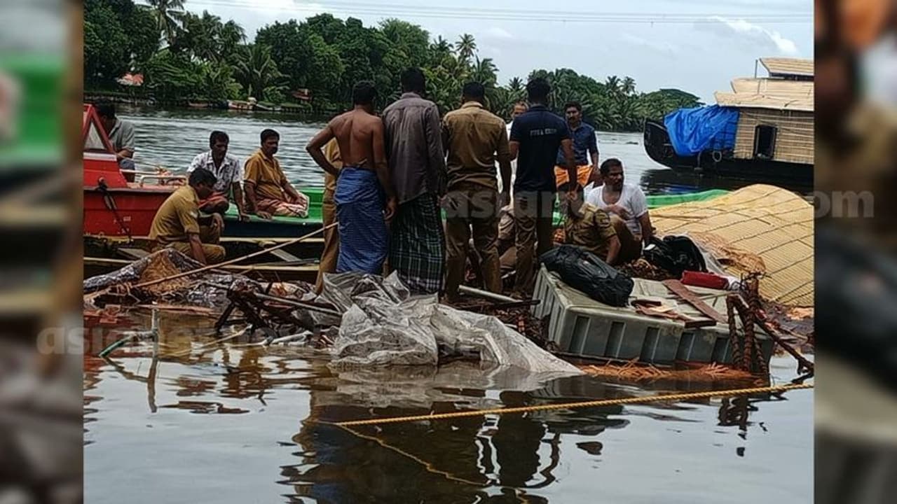 കുട്ടനാട്ടിൽ ഹൗസ് ബോട്ട് മുങ്ങി; ജീവനക്കാരൻ ബോട്ടിനുള്ളിൽ കുടുങ്ങി കുട്ടനാട്ടിൽ ഹൗസ് ബോട്ട് മുങ്ങി; ജീവനക്കാരൻ ബോട്ടിനുള്ളിൽ കുടുങ്ങി