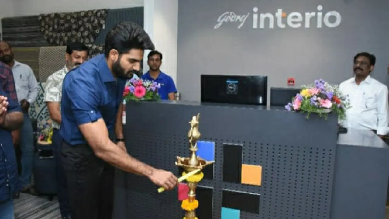 జూబ్లీహిల్స్లో గోద్రేజ్ ఇంటీరియో బ్రాండ్ ప్రతిష్టాత్మక స్టోర్ను ప్రారంభించిన హీరో కార్తికేయ జూబ్లీహిల్స్లో గోద్రేజ్ ఇంటీరియో బ్రాండ్ ప్రతిష్టాత్మక స్టోర్ను ప్రారంభించిన హీరో కార్తికేయ