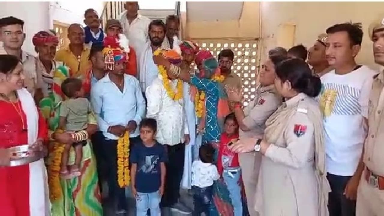 एक विवाह ऐसा भी: बच्चों ने निकाली माता पिता की बारात, पुलिसवालों ने कराई अनोखी शादी