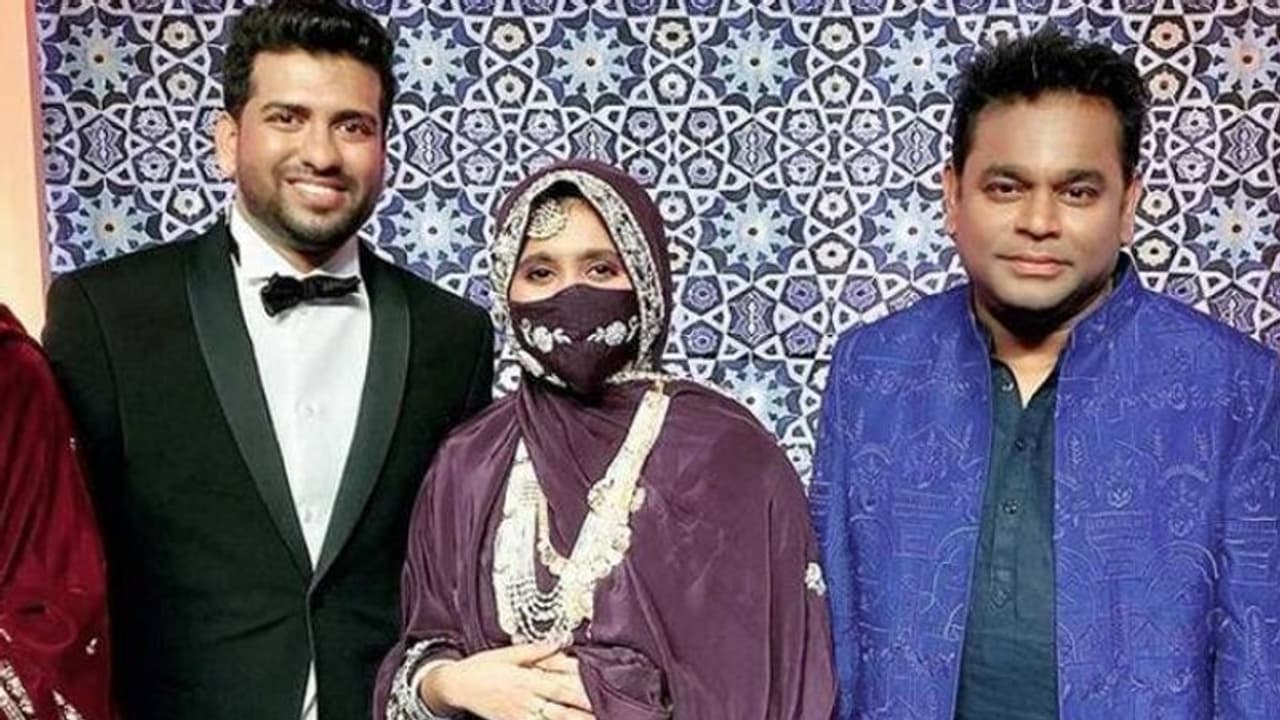अपने ही रिसेप्शन में नकाब में दिखी ए आर रहमान की बेटी, लोग बोले जब दिखना एक जैसा ही है तो फोटो का क्या फायदा? अपने ही रिसेप्शन में नकाब में दिखी ए आर रहमान की बेटी, लोग बोले जब दिखना एक जैसा ही है तो फोटो का क्या फायदा?