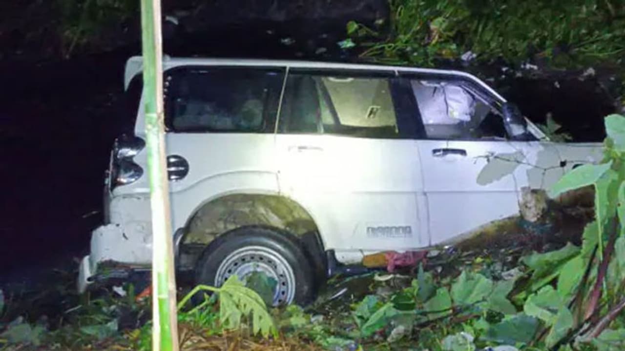 பள்ளத்தில் கார் கவிழ்ந்து விபத்து.. 8 பேர் சம்பவ இடத்திலேயே துடிதுடித்து உயிரிழப்பு.. 2 பேர் படுகாயம்..!