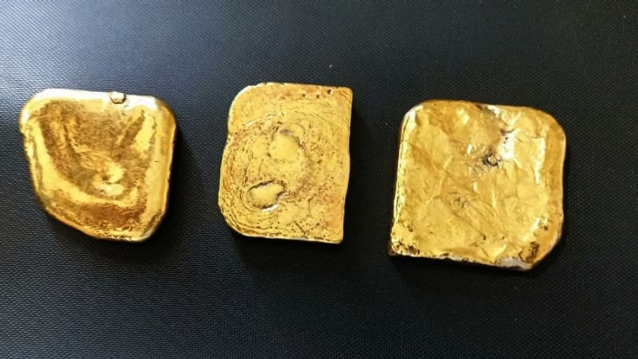 കണ്ണൂർ വിമാനത്താവളത്തിൽ സ്വർണമില്ലെന്ന് കണ്ട് കസ്റ്റംസ് വിട്ടയച്ചയാളിൽ നിന്ന് പൊലീസ് സ്വർണം പിടികൂടി കണ്ണൂർ വിമാനത്താവളത്തിൽ സ്വർണമില്ലെന്ന് കണ്ട് കസ്റ്റംസ് വിട്ടയച്ചയാളിൽ നിന്ന് പൊലീസ് സ്വർണം പിടികൂടി