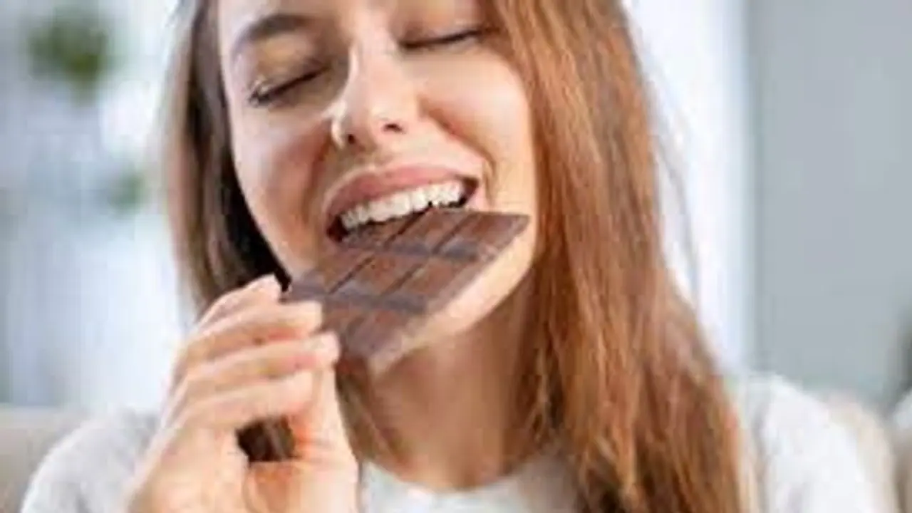 ওজন কমাতে রোজ ১ টুকরো করে ডার্ক চকোলেট খান, মিলবে এই পাঁচটি উপকার
