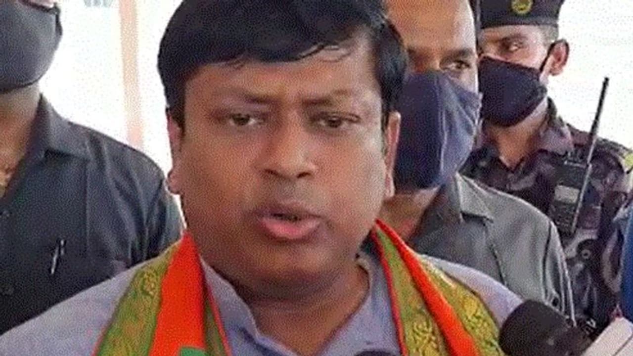 হাওড়া যাওয়ার পথে গ্রেফতার সুকান্ত, পুলিশ অগণতান্ত্রিক, অভিযোগ বিজেপি র রাজ্য সভাপতির হাওড়া যাওয়ার পথে গ্রেফতার সুকান্ত, পুলিশ অগণতান্ত্রিক, অভিযোগ বিজেপি র রাজ্য সভাপতির