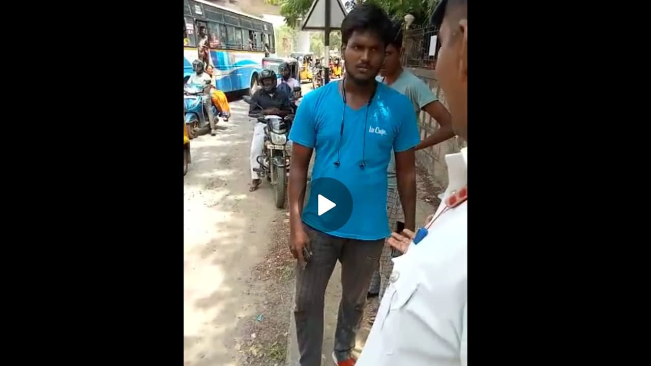 நம்ம ’தல ‘ க்கி என்னா தில்லு.. போலீஸ்காரன்கிட்டையே செல்போனை பறித்து மாஸ்.. பிறகு நடந்த சோகம். நம்ம ’தல ‘ க்கி என்னா தில்லு.. போலீஸ்காரன்கிட்டையே செல்போனை பறித்து மாஸ்.. பிறகு நடந்த சோகம்.