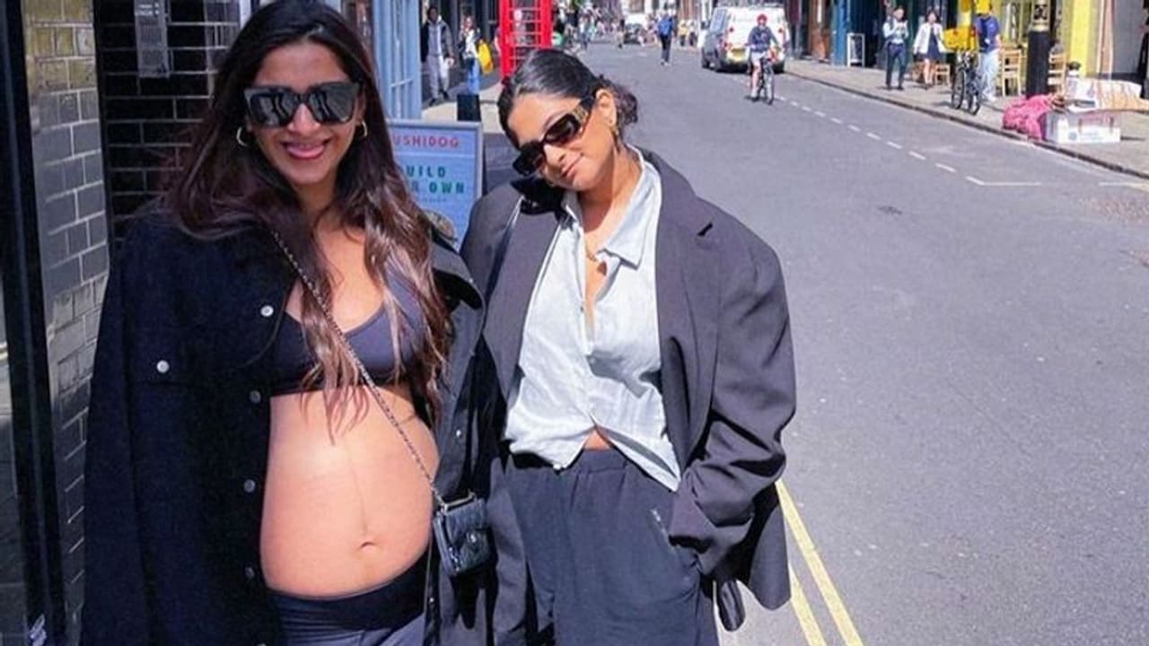 सोनम कपूर ने फिर अजीबो गरीब तरीके से दिखाया बेबी बंप, फोटो देख झल्लाए लोग बोले क्या बेशर्मी मचा रखी है? सोनम कपूर ने फिर अजीबो गरीब तरीके से दिखाया बेबी बंप, फोटो देख झल्लाए लोग बोले क्या बेशर्मी मचा रखी है?