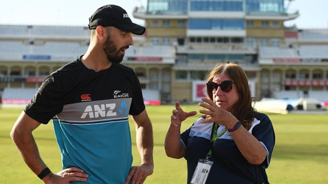 ആരാധികയുടെ കൈയിലെ ബിയര്‍ മഗ്ഗ് തകര്‍ത്ത സിക്സ്, ക്ഷമ ചോദിച്ച് ഡാരില്‍ മിച്ചല്‍