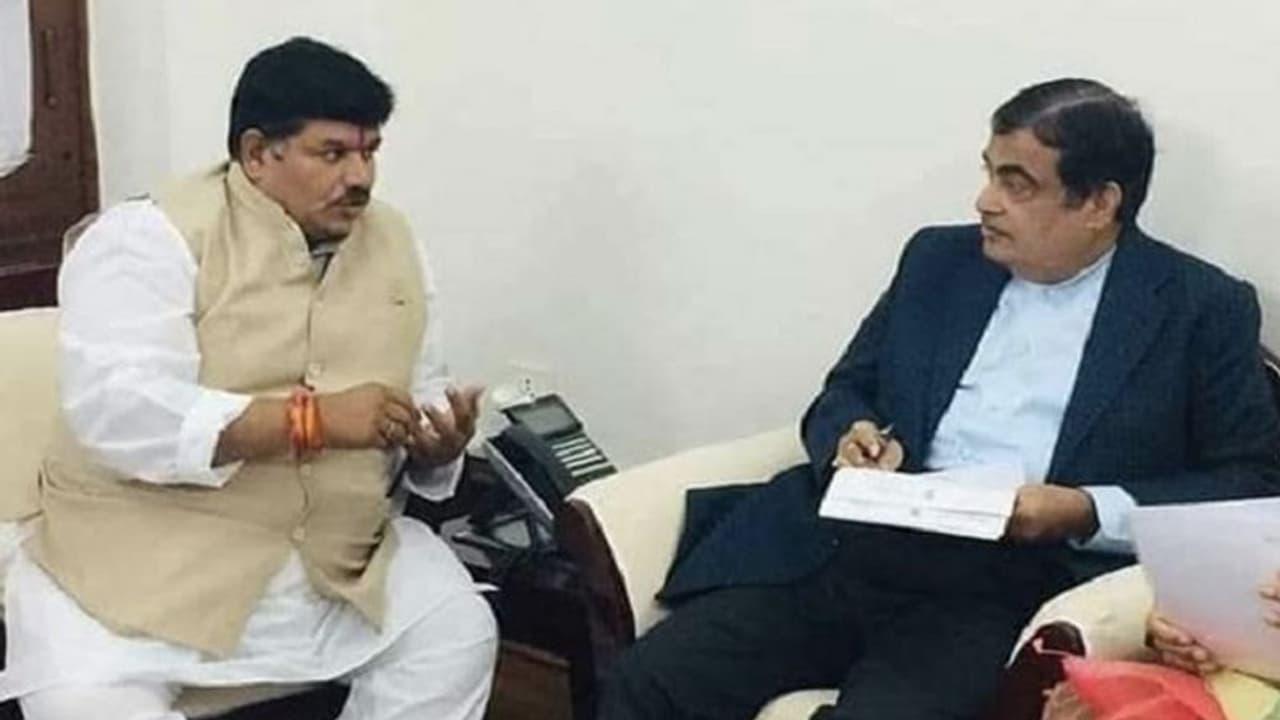 BJP सांसद को अपनी फोटो दिखा नितिन गडकरी ने रखी अनोखी शर्त, कहा जितना KG वजन घटेगा, उतने हजार करोड़ दूंगा BJP सांसद को अपनी फोटो दिखा नितिन गडकरी ने रखी अनोखी शर्त, कहा जितना KG वजन घटेगा, उतने हजार करोड़ दूंगा