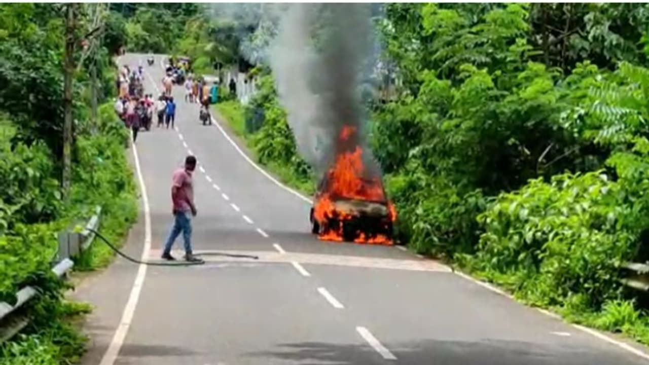 ഓടിക്കൊണ്ടിരിക്കെ കാറിൽ പുക, പിന്നാലെ തീ ആളിപ്പടർന്നു, സംഭവം കോട്ടയത്ത് ഓടിക്കൊണ്ടിരിക്കെ കാറിൽ പുക, പിന്നാലെ തീ ആളിപ്പടർന്നു, സംഭവം കോട്ടയത്ത്