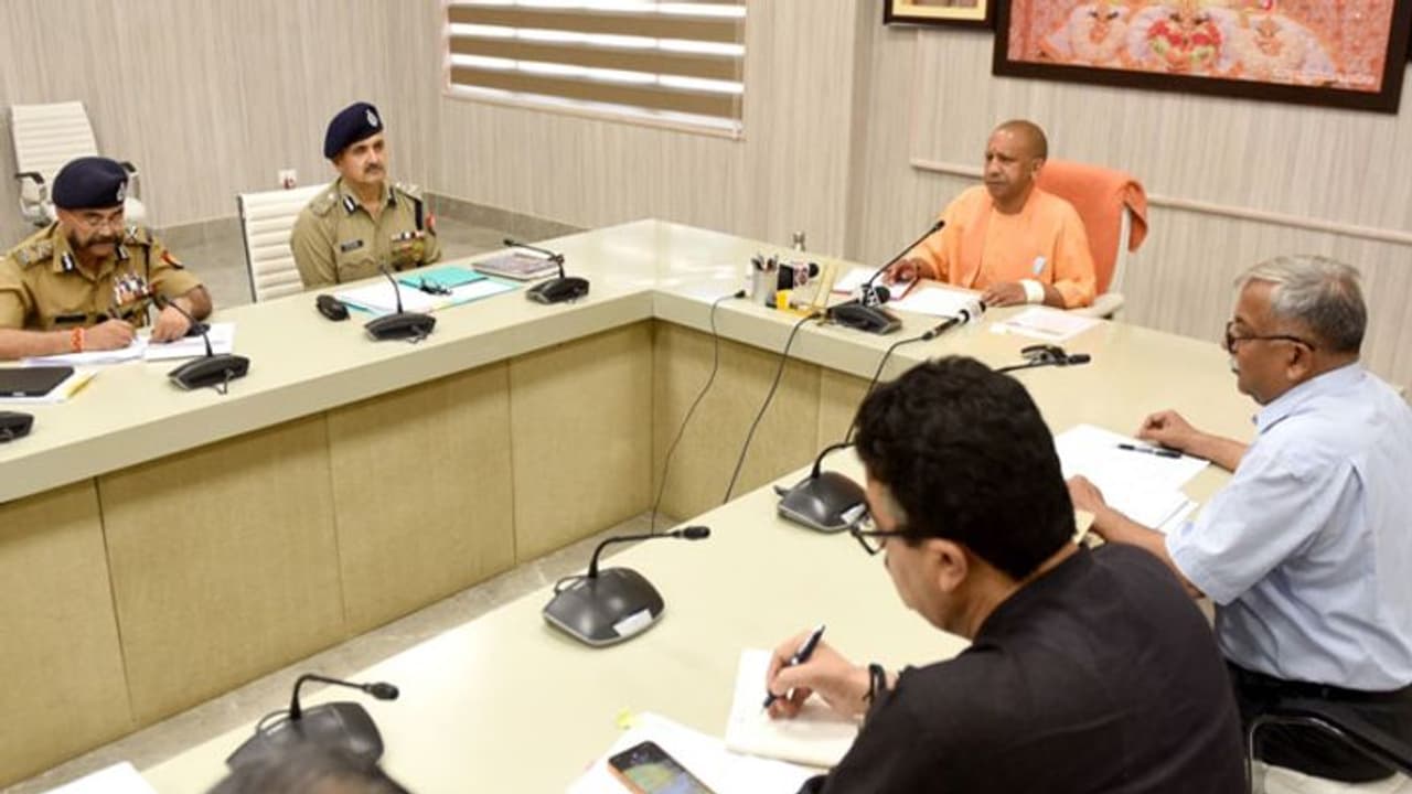 सीएम योगी ने जिलों के डीएम एसपी से साथ की बैठक, कहा माहौल बिगड़ने पर फील्ड के अधिकारी लें उचित निर्णय सीएम योगी ने जिलों के डीएम एसपी से साथ की बैठक, कहा माहौल बिगड़ने पर फील्ड के अधिकारी लें उचित निर्णय