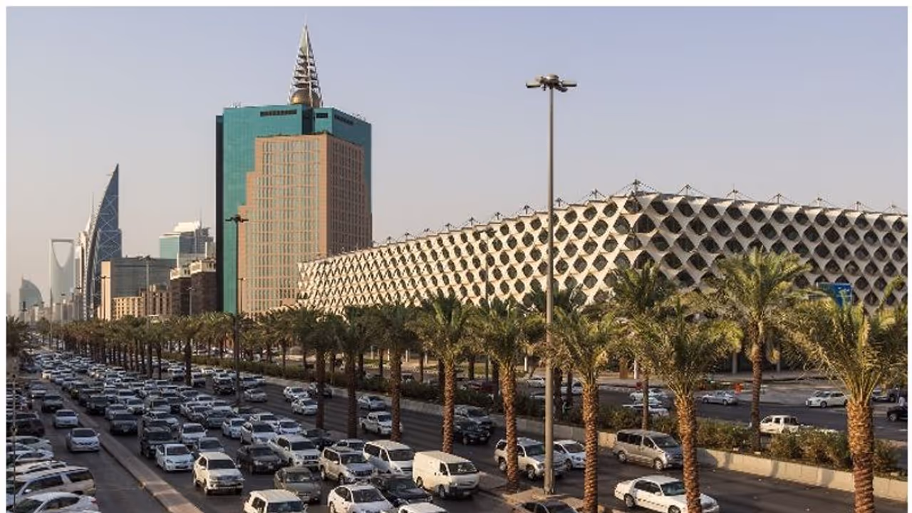 നിശ്ചിത സമയത്തിനകം രാജ്യം വിടാത്ത വിദേശ വാഹനങ്ങള്ക്ക് പിഴ ചുമത്തുമെന്ന് സൗദി നിശ്ചിത സമയത്തിനകം രാജ്യം വിടാത്ത വിദേശ വാഹനങ്ങള്ക്ക് പിഴ ചുമത്തുമെന്ന് സൗദി