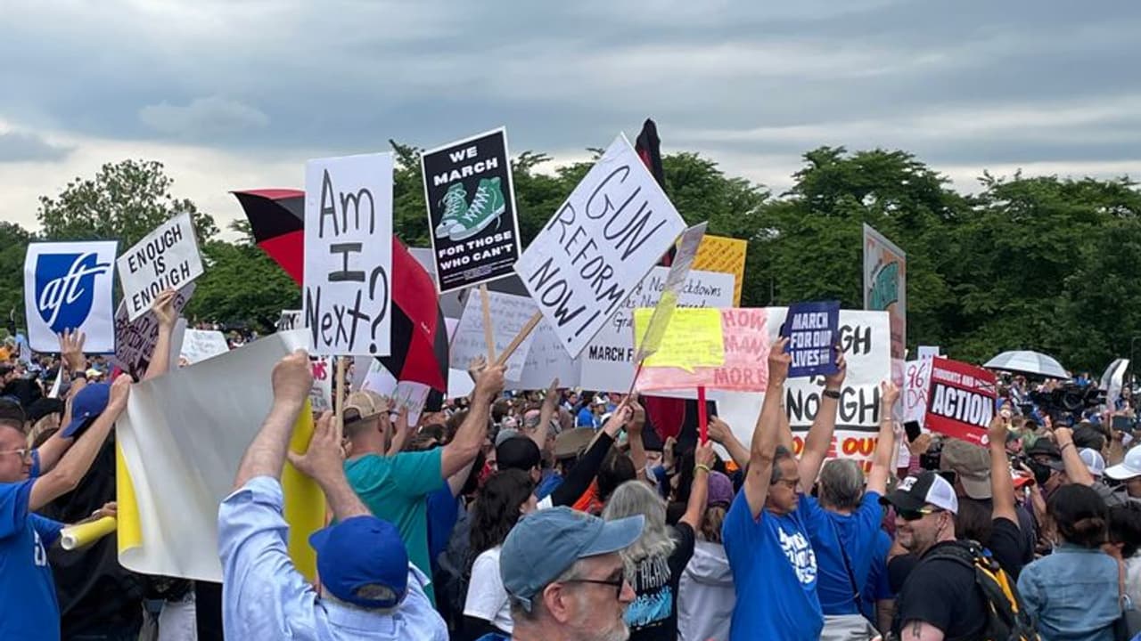 ‘‘బుక్స్ కావాలి.. బుల్లెట్ ప్రూఫ్ లు వద్దు’’ అమెరికా గన్ వైలెన్స్ పై వేలాది మంది నిరసన ప్రదర్శన ‘‘బుక్స్ కావాలి.. బుల్లెట్ ప్రూఫ్ లు వద్దు’’ అమెరికా గన్ వైలెన్స్ పై వేలాది మంది నిరసన ప్రదర్శన