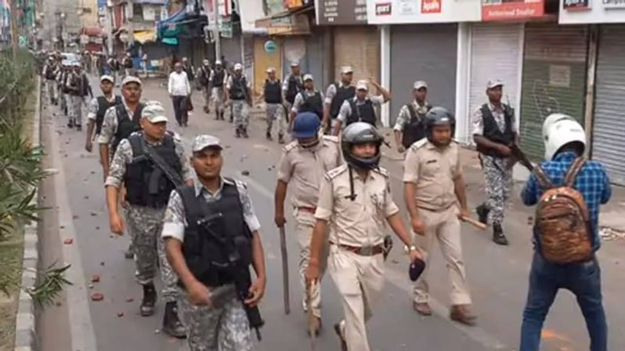 रांची हिंसा में बड़ा खुलासा: उपद्रव मचाने दूसरे राज्य से आई थी टीम, बांटे गए थे पोस्टर, कौम की कसम देकर उकसाया रांची हिंसा में बड़ा खुलासा: उपद्रव मचाने दूसरे राज्य से आई थी टीम, बांटे गए थे पोस्टर, कौम की कसम देकर उकसाया