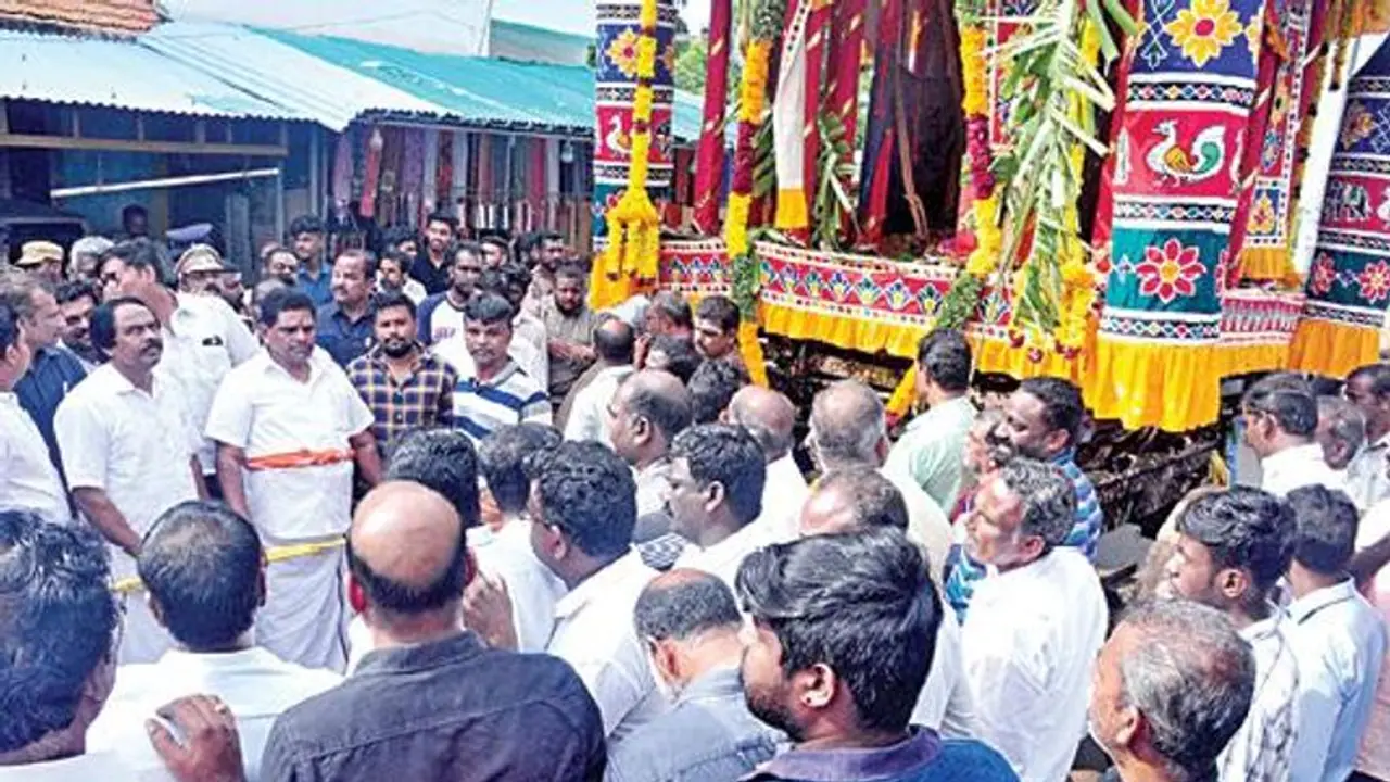 திமுக பாஜக தள்ளுமுள்ளு!!அமைச்சர் மனோ தங்கராஜ் வடம் பிடித்து இழுக்க எதிர்ப்பு..பாஜக எம்.எல்.ஏ கைது