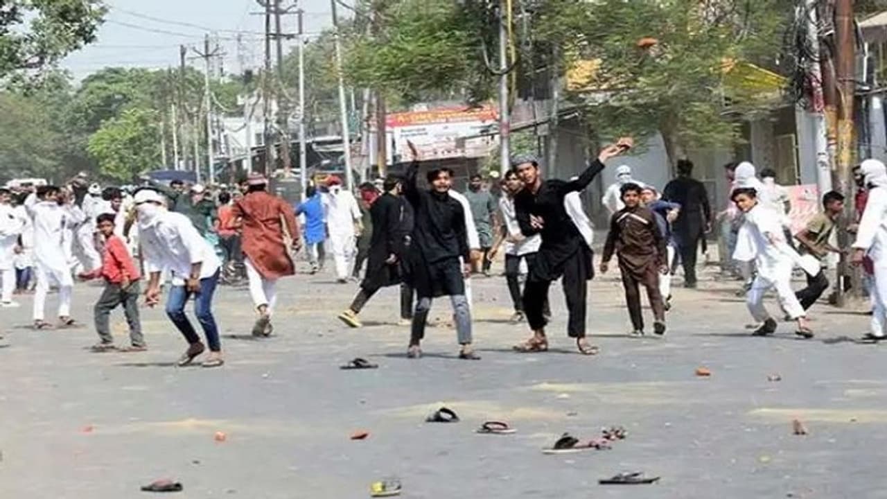 जुमे की नमाज के बाद हुई हिंसा मामले में तेजी से हो रही उपद्रवियों की गिरफ्तारी, 320 के पार पहुंचा आंकड़ा जुमे की नमाज के बाद हुई हिंसा मामले में तेजी से हो रही उपद्रवियों की गिरफ्तारी, 320 के पार पहुंचा आंकड़ा