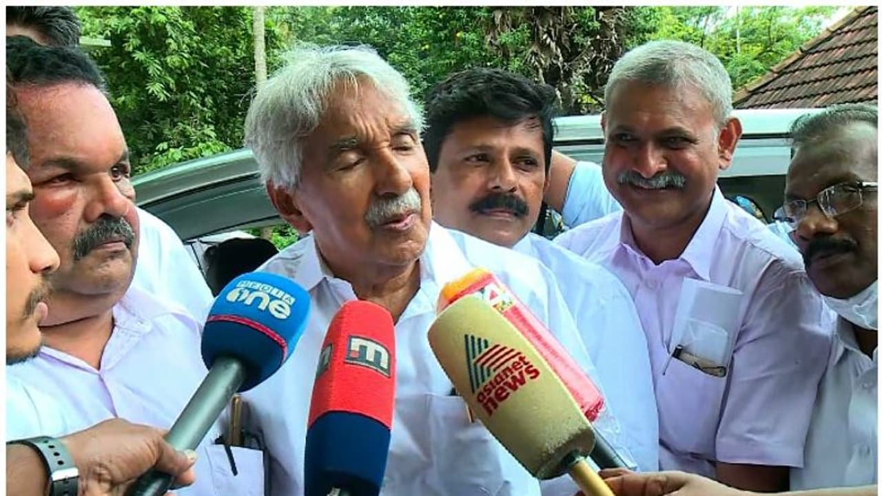 എനിക്കെതിരെ കല്ലേറു വരെ ഉണ്ടായില്ലേ,മുഖ്യമന്ത്രിയായിരുന്ന കാലത്ത് ഒരു സുരക്ഷയും ഉണ്ടായിരുന്നില്ല;ഉമ്മന്ചാണ്ടി എനിക്കെതിരെ കല്ലേറു വരെ ഉണ്ടായില്ലേ,മുഖ്യമന്ത്രിയായിരുന്ന കാലത്ത് ഒരു സുരക്ഷയും ഉണ്ടായിരുന്നില്ല;ഉമ്മന്ചാണ്ടി