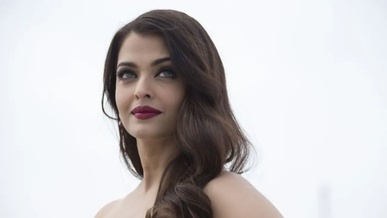 ঐশ্বর্য রাই বচ্চনের মতো চুল পেতে মেনে চলুন তাঁরই টোটকা, রইল বিশেষ প্যাকের হদিশ ঐশ্বর্য রাই বচ্চনের মতো চুল পেতে মেনে চলুন তাঁরই টোটকা, রইল বিশেষ প্যাকের হদিশ