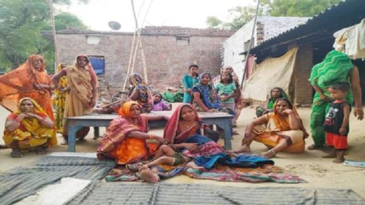 जौनपुर: पिता ने अपने ही बेटे की कुल्हाड़ी से मारकर की हत्या, वजह जानकर आप भी हो जाएंगे हैरान जौनपुर: पिता ने अपने ही बेटे की कुल्हाड़ी से मारकर की हत्या, वजह जानकर आप भी हो जाएंगे हैरान