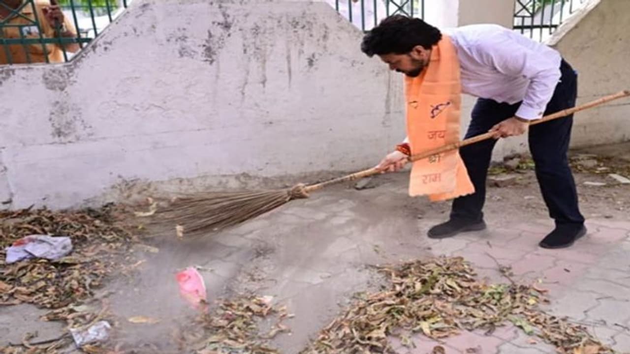 सड़क पर झाड़ू लगाते नजर आए केंद्रीय मंत्री अनुराग ठाकुर, कहा बीमारियों से बचने के लिए शहर को बनाएं स्वच्छ सड़क पर झाड़ू लगाते नजर आए केंद्रीय मंत्री अनुराग ठाकुर, कहा बीमारियों से बचने के लिए शहर को बनाएं स्वच्छ