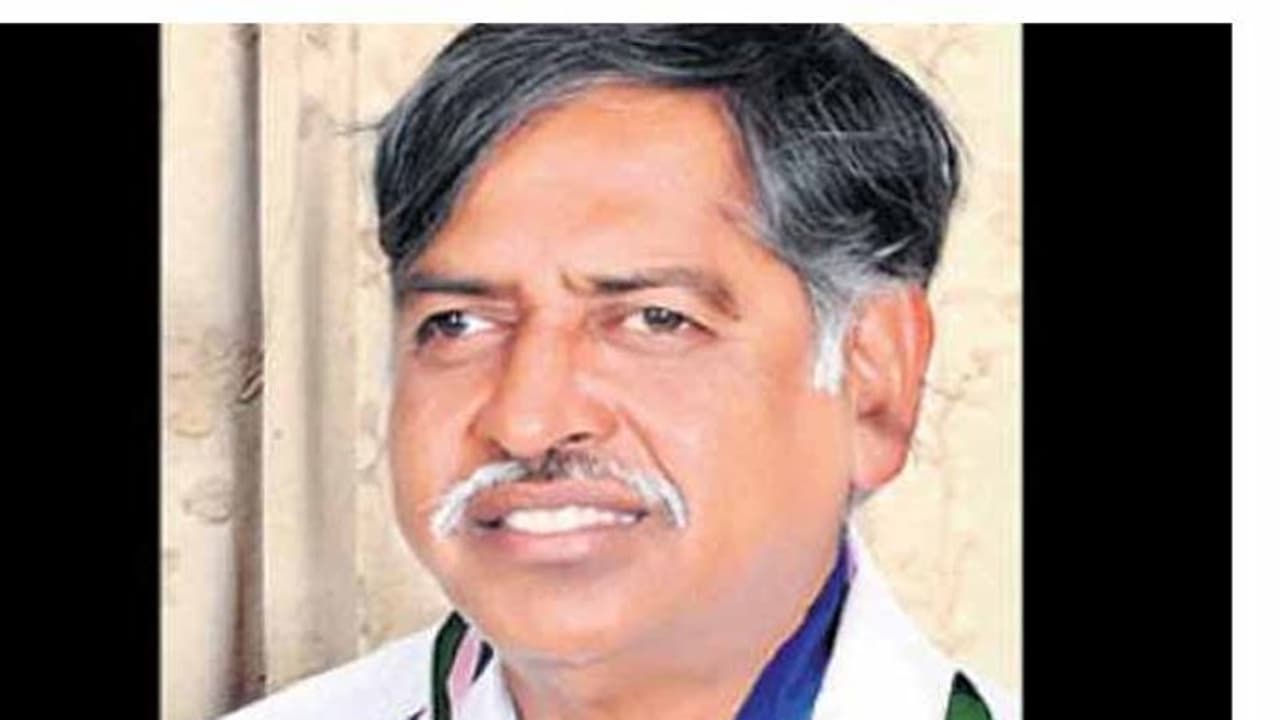 వచ్చే ఎన్నికల్లో వల్లభనేని వంశీకి టికెట్ ఇస్తే సహకరించను: వైసీపీ నేత దుట్టా రామచంద్రారావు వచ్చే ఎన్నికల్లో వల్లభనేని వంశీకి టికెట్ ఇస్తే సహకరించను: వైసీపీ నేత దుట్టా రామచంద్రారావు