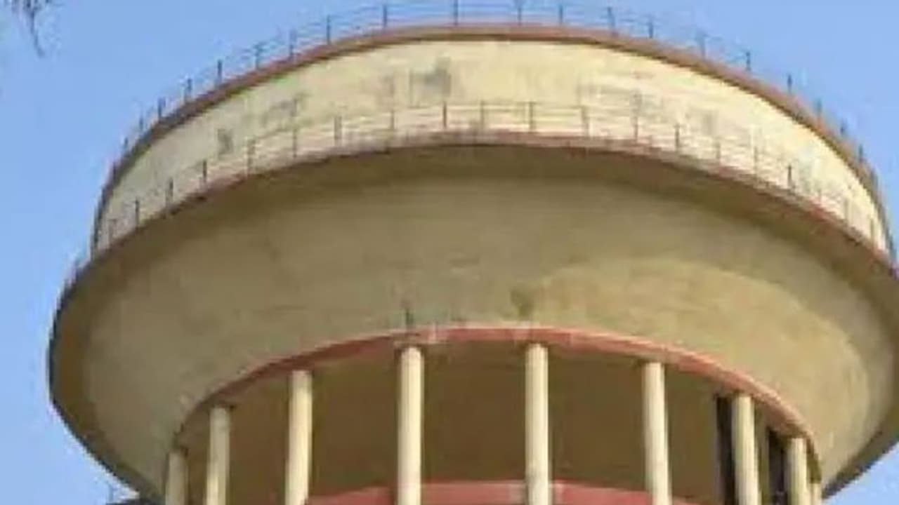 प्रेमिका टंकी पर चढ़ कर चिल्ला चिल्ला कर बोली चाहने वाले से शादी नहीं हुई तो मर जाऊंगी प्रेमिका टंकी पर चढ़ कर चिल्ला चिल्ला कर बोली चाहने वाले से शादी नहीं हुई तो मर जाऊंगी