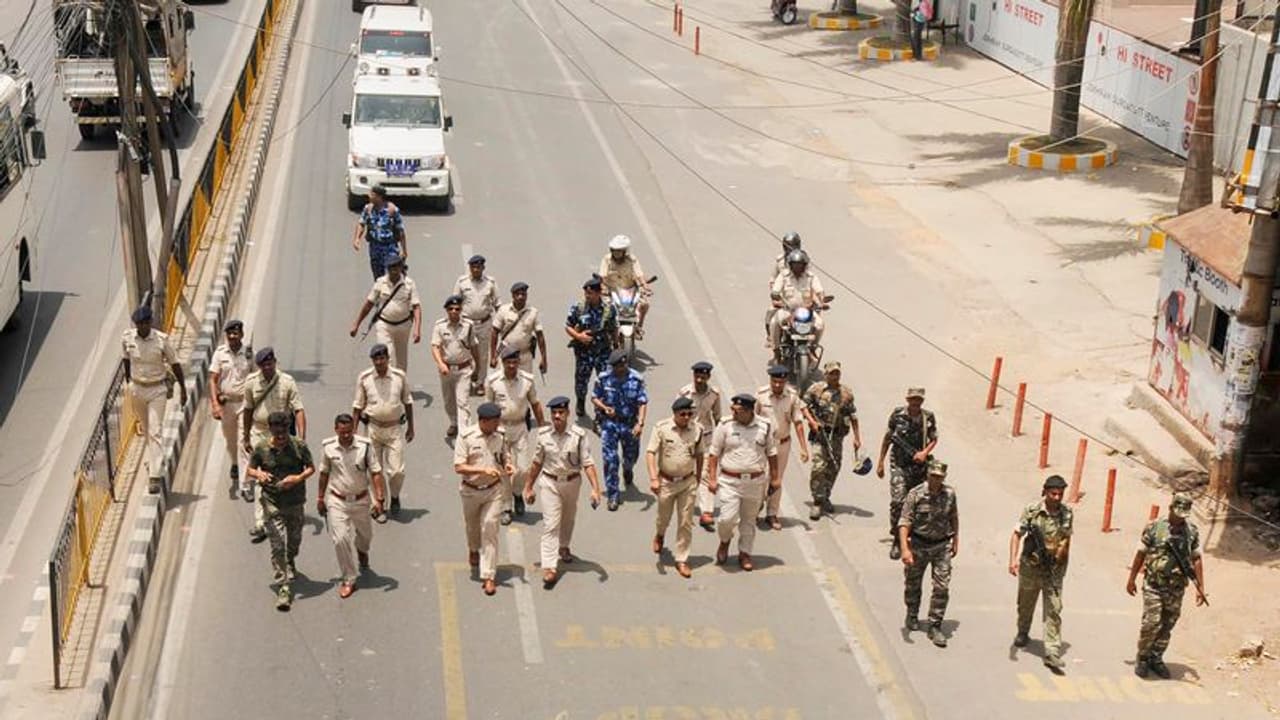 Bihar: पुलिस पर पब्लिक भारी, जानें क्यों दिन भर में 8 बार पिट जाती है बिहार पुलिस Bihar: पुलिस पर पब्लिक भारी, जानें क्यों दिन भर में 8 बार पिट जाती है बिहार पुलिस