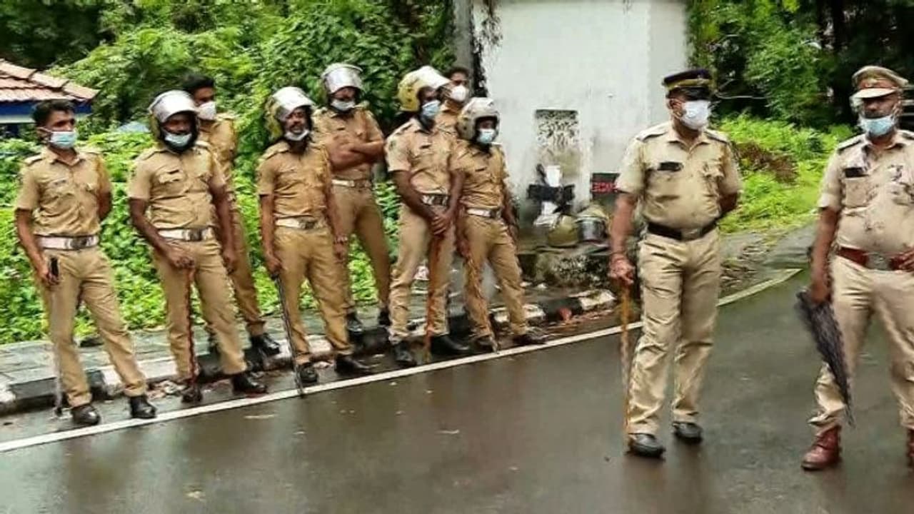 കറുപ്പണിയരുതെന്ന് കോഴിക്കോട് രൂപത; മുഖ്യമന്ത്രിയുടെ ചടങ്ങില് കറുത്ത മാസ്ക്കിനും വസ്ത്രങ്ങള്ക്കും വിലക്ക് കറുപ്പണിയരുതെന്ന് കോഴിക്കോട് രൂപത; മുഖ്യമന്ത്രിയുടെ ചടങ്ങില് കറുത്ത മാസ്ക്കിനും വസ്ത്രങ്ങള്ക്കും വിലക്ക്