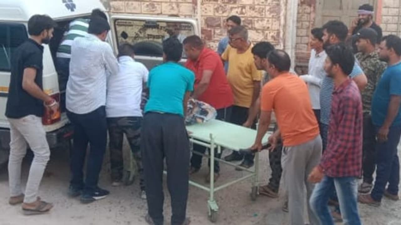 राजस्थान में बचपन के 4 दोस्तों की दर्दनाक मौत: कार में बैठकर आए थे, लेकिन चादर में लपेटकर घर आए लाश के टुकड़े राजस्थान में बचपन के 4 दोस्तों की दर्दनाक मौत: कार में बैठकर आए थे, लेकिन चादर में लपेटकर घर आए लाश के टुकड़े