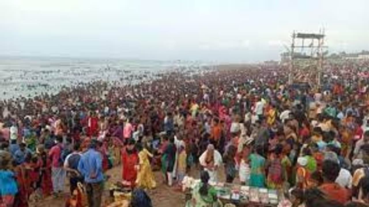 திருச்செந்தூரில் வைகாசி விசாகத் திருவிழா.. லட்சக்கணக்கான பக்தர்கள் புனித நீராடல்.. திருச்செந்தூரில் வைகாசி விசாகத் திருவிழா.. லட்சக்கணக்கான பக்தர்கள் புனித நீராடல்..