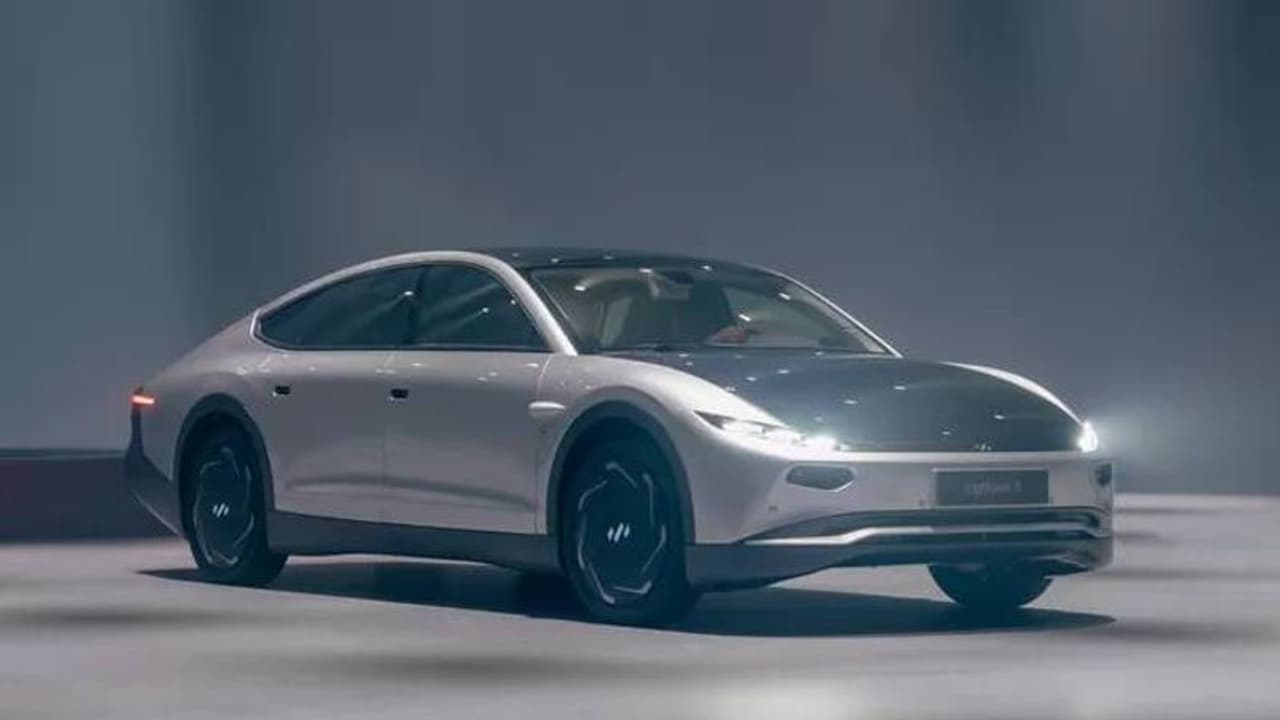 சார்ஜ் ஏற்றாமல் பல மாதங்கள் ஓடும்... உலகின் முதல் சோலார் கார் அறிமுகம்..! சார்ஜ் ஏற்றாமல் பல மாதங்கள் ஓடும்... உலகின் முதல் சோலார் கார் அறிமுகம்..!