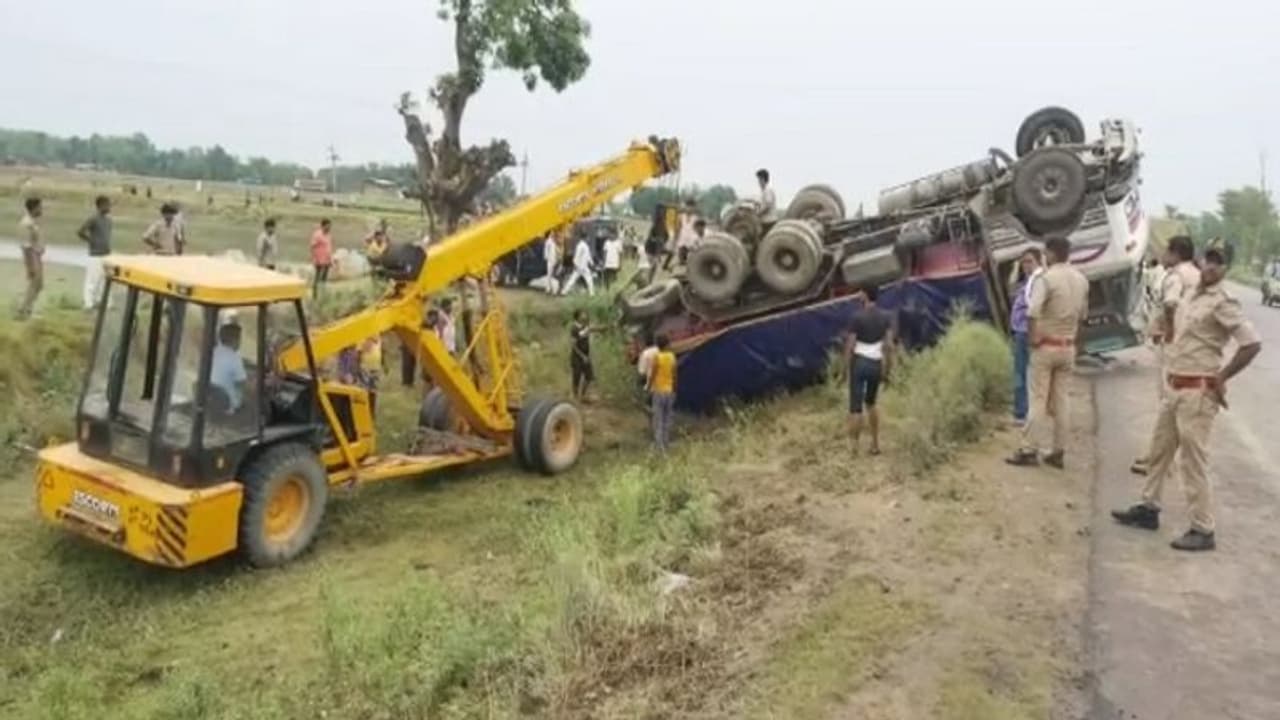महाराजगंज: तेज आंधी के चलते बेकाबू हुआ डीजल से भरा टैंकर, टंकी फट जाने के कारण लोगों ने उठाया मौके का फायदा महाराजगंज: तेज आंधी के चलते बेकाबू हुआ डीजल से भरा टैंकर, टंकी फट जाने के कारण लोगों ने उठाया मौके का फायदा