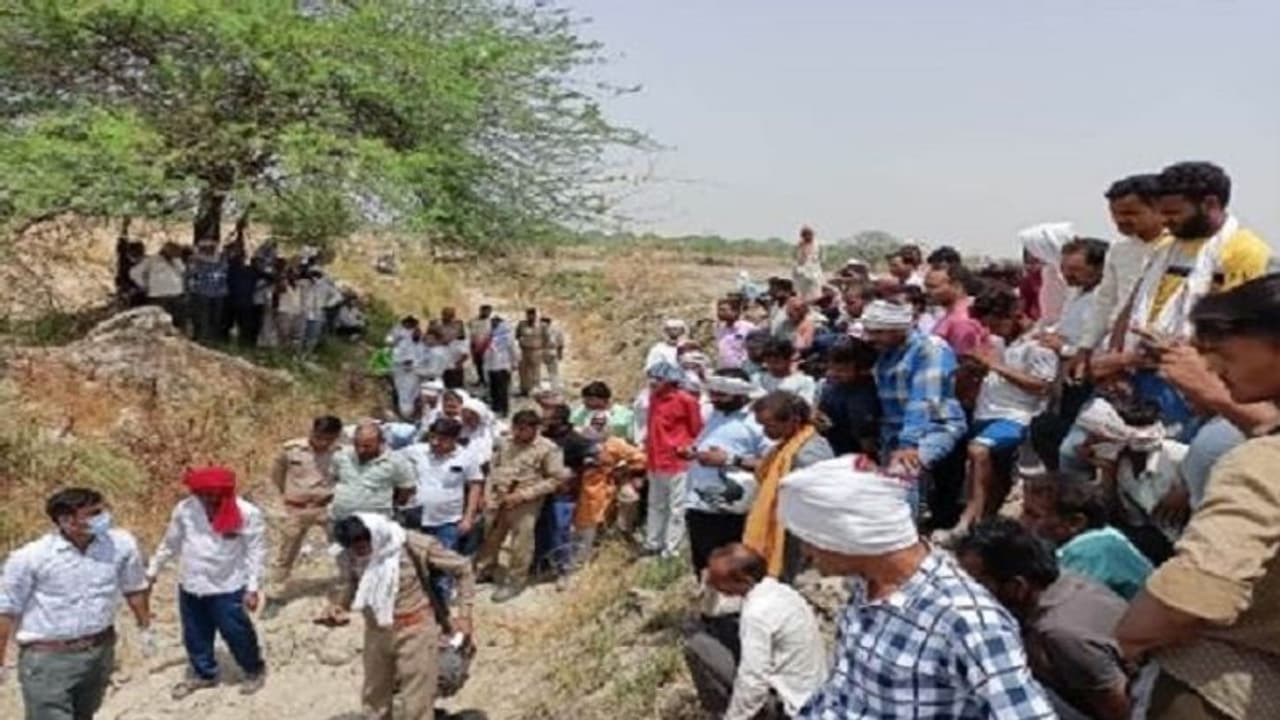 किशोरी को भगाकर ले जा रहे युवक की पीटकर हत्या, मृतक के पिता ने लगाए गंभीर आरोप किशोरी को भगाकर ले जा रहे युवक की पीटकर हत्या, मृतक के पिता ने लगाए गंभीर आरोप