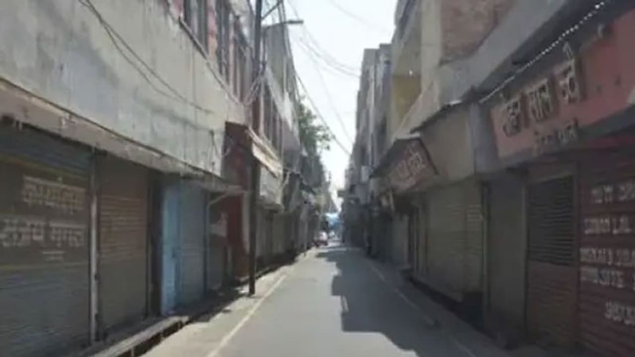 हिंसा के तीसरे दिन प्रयागराज में पसरा सन्नाटा, बाजार पूरी तरह बंद, शिफ्ट में ड्यूटी दे रहे जवान हिंसा के तीसरे दिन प्रयागराज में पसरा सन्नाटा, बाजार पूरी तरह बंद, शिफ्ट में ड्यूटी दे रहे जवान