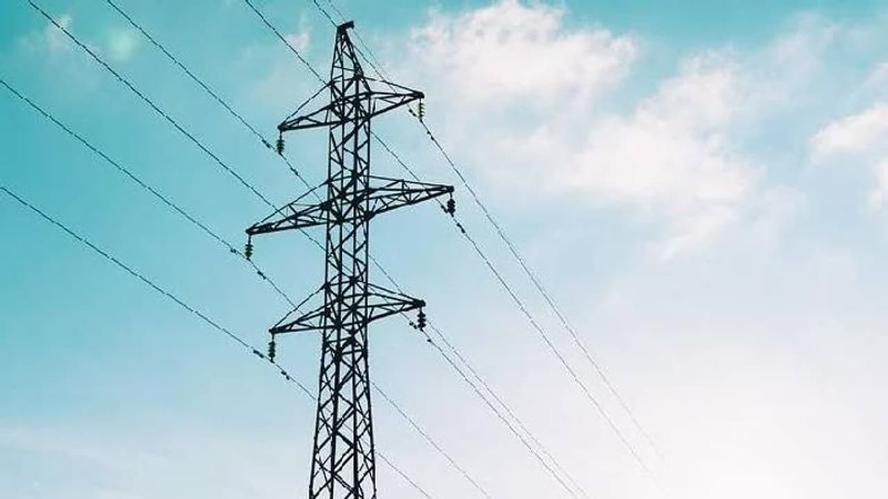 ട്രാൻസ്മിഷൻ ലൈനിൽ വലിഞ്ഞുകയറി യുവാവ്, വൈദ്യുതി വിതരണം സ്തംഭിച്ചു 