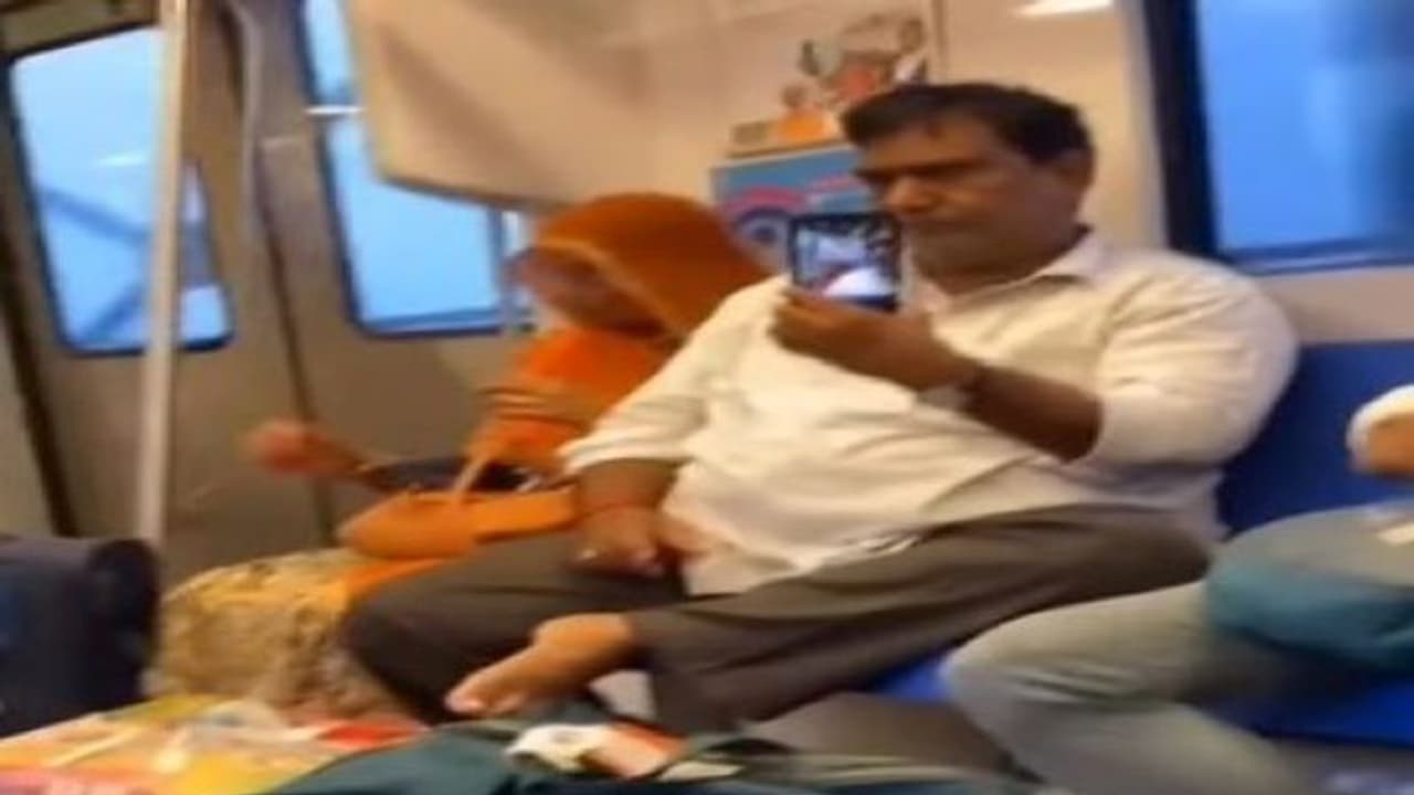 Viral Video: पत्नी संग मेट्रो के सफर को यादगार बनाना चाहता था पति, चुपके से खींची फोटो यूजर्स के दिल को छू गई Viral Video: पत्नी संग मेट्रो के सफर को यादगार बनाना चाहता था पति, चुपके से खींची फोटो यूजर्स के दिल को छू गई