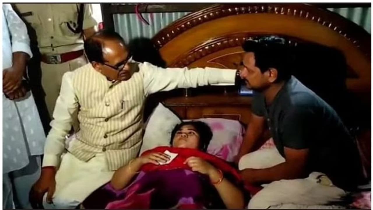 അപമാനിച്ച യുവാക്കളെ തല്ലിയതിന് സ്ത്രീയെ പേപ്പർ കട്ടർ കൊണ്ട് ആക്രമിച്ചു; മുഖത്ത് 118 തുന്നൽ