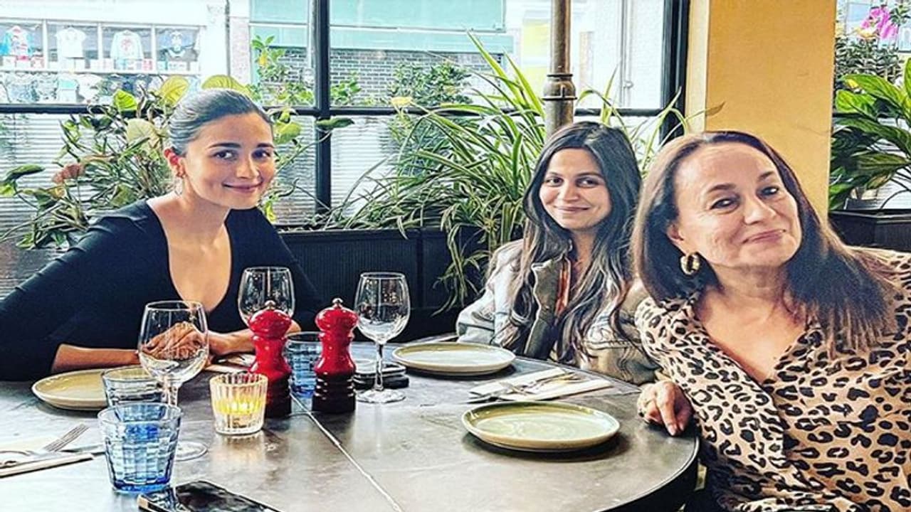 शादी के बाद आलिया से मिलने लंदन पहुंच गईं मां सोनी राजदान और बहन शाहीन भट्ट, देखें क्या है वजह शादी के बाद आलिया से मिलने लंदन पहुंच गईं मां सोनी राजदान और बहन शाहीन भट्ट, देखें क्या है वजह