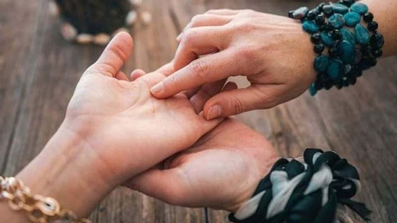 Palmistry: हथेली की ये छोटी सी रेखा बना सकती है आपको मालामाल, क्या आपके हाथ में भी है ये लकी लाइन? ऐसे पहचानें